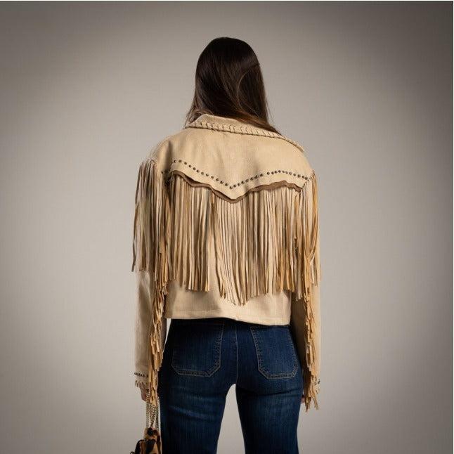 Cazadora con flecos estilo boho beige