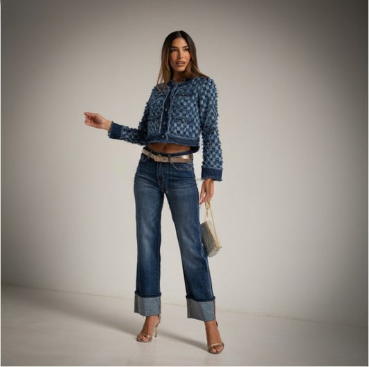Chaqueta Tipo Chanel Azul Denim cuadros desflecados y jeans con bajo doblado hacia arriba con cristales brillantes incrustados