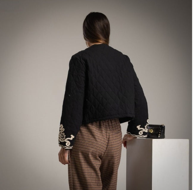 Chaqueta corta acolchada bordada negra