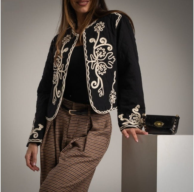 Chaqueta corta acolchada bordada negra