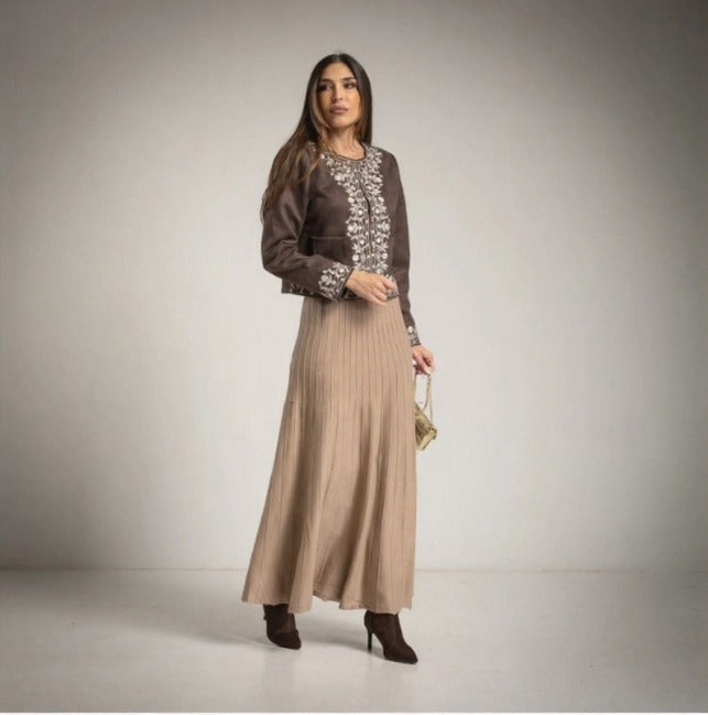 Chaqueta crop chocolate con flores blancas bordadas y falda larga  beige de punto