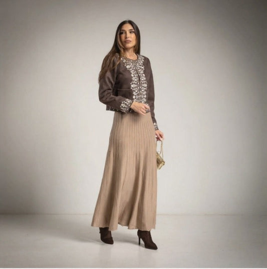 Chaqueta crop chocolate con flores blancas bordadas y falda larga  beige de punto