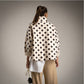 Chaqueta de lunares doble cremallera cuello chimenea blanco y negro