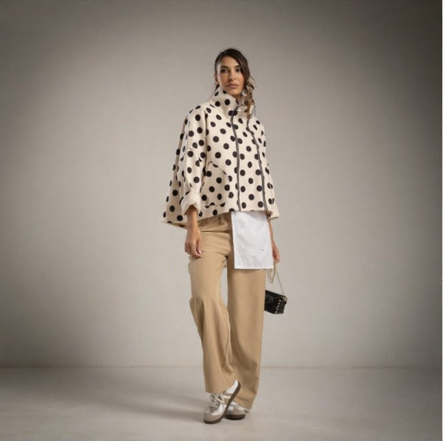 Chaqueta de lunares negros sobre blanco