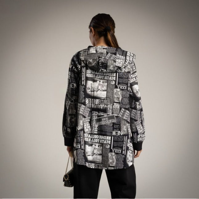 Chaqueta estampado Newspaper en blanco y negro con capucha