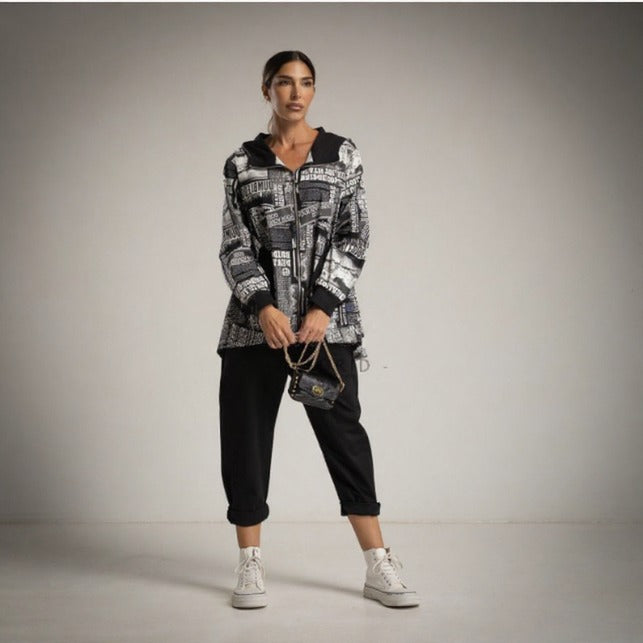 Chaqueta estampado Newspaper en blanco y negro con capucha Moda50