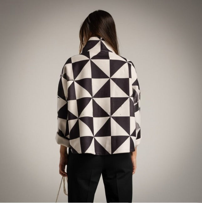 Chaqueta estampado geomtrico blanco y negro doble cremallera y cuello chimenea Moda50
