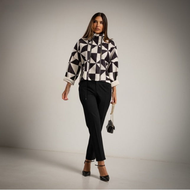 Chaqueta estampado geomtrico blanco y negro doble cremallera y cuello chimenea Moda50