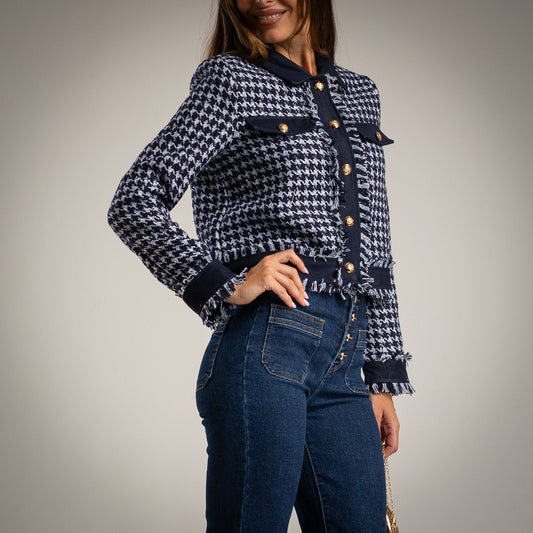 Chaqueta tipo chanel estampado pata de gallo azul marino desflecada con botones dorados