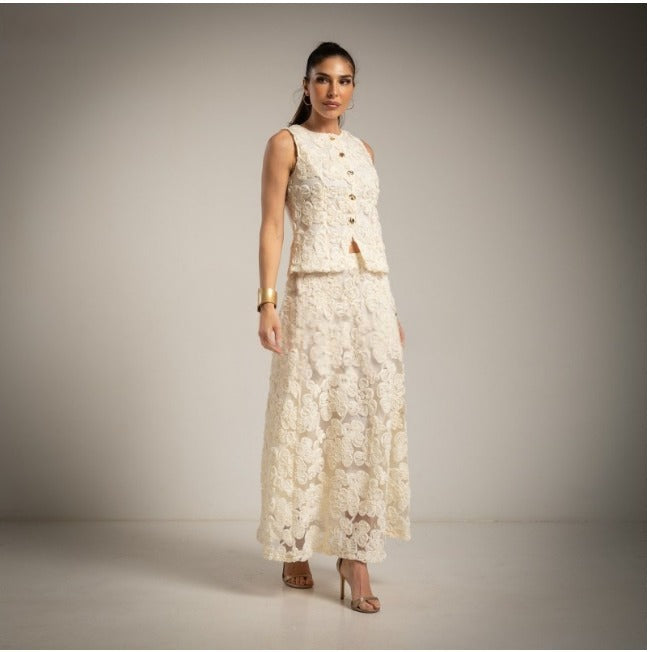 Conjunto blanco falda y chaleco con flores bordadas