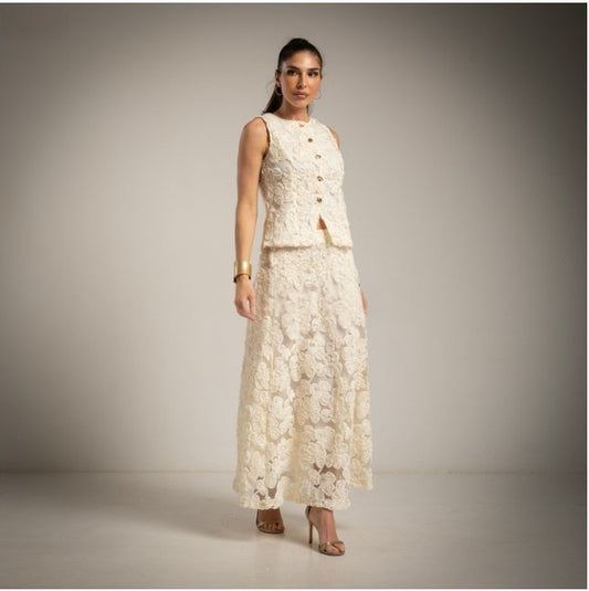 Conjunto blanco falda y chaleco con flores bordadas