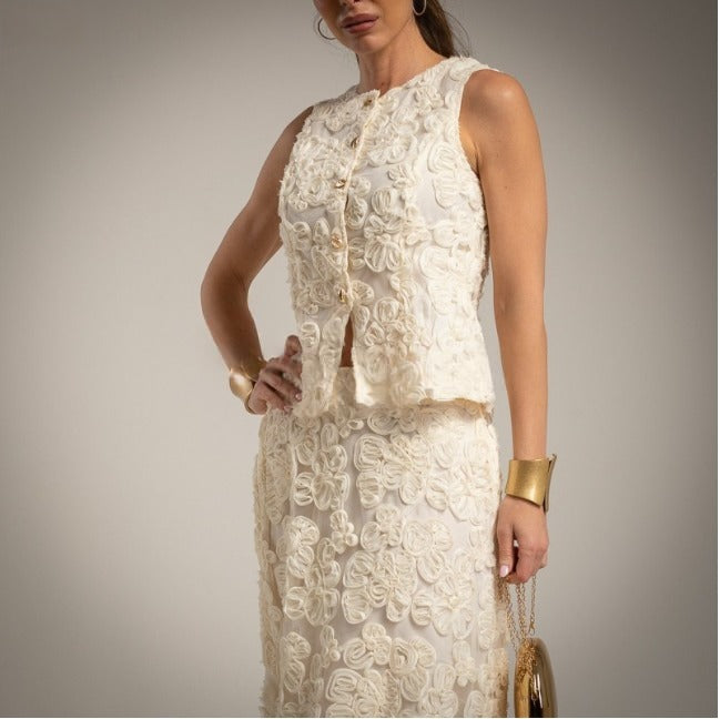 Conjunto blanco falda y chaleco con flores bordadas Moda50