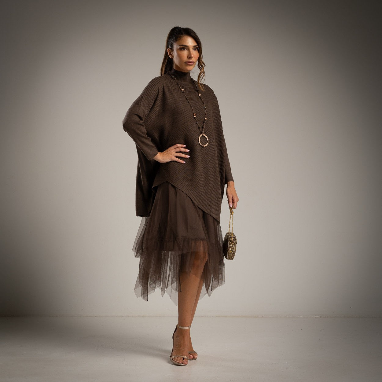 Conjunto compuesto por jersey tricot y vestido de tul  marron