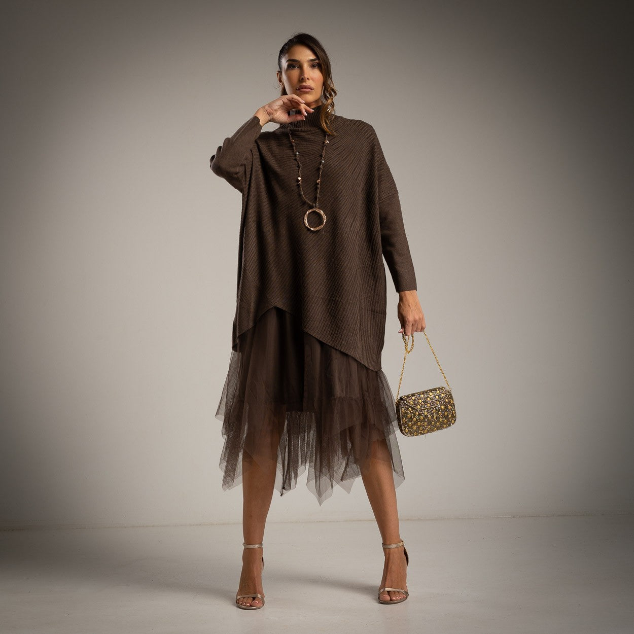 Conjunto compuesto por jersey tricot y vestido de tul marron chocolate