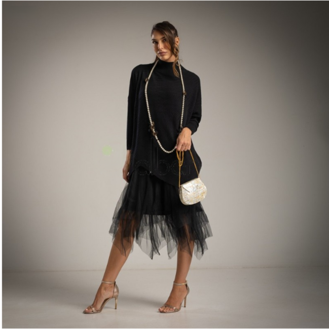 Conjunto compuesto por jersey tricot y vestido de tul negro