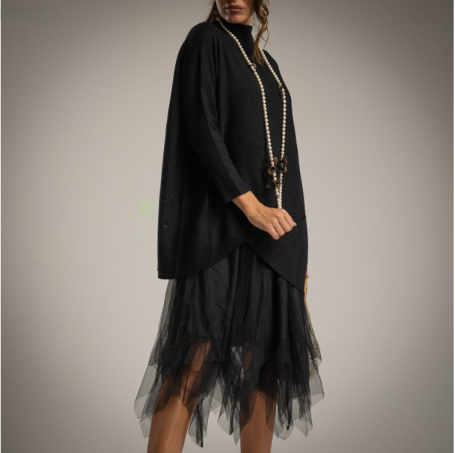 Conjunto compuesto por jersey tricot y vestido de tul negro