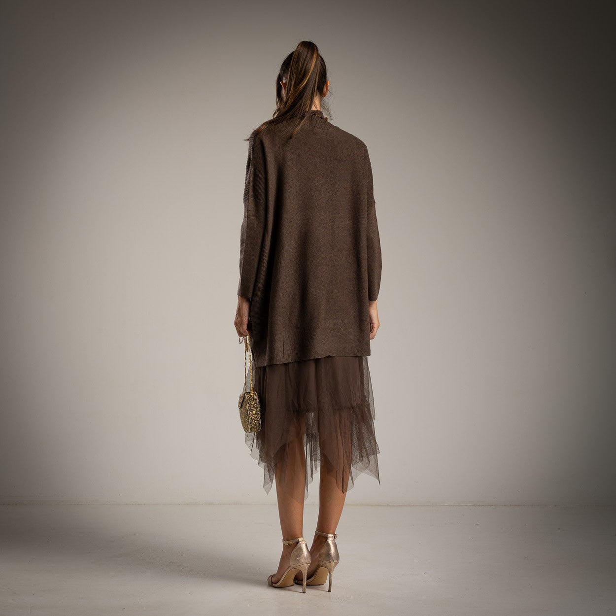 Conjunto compuesto por sweater tricot y vestido de tul  marron Moda50