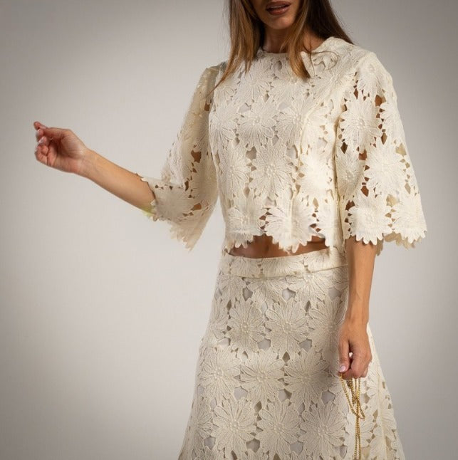 Conjunto de encaje de blusa y falda crudo