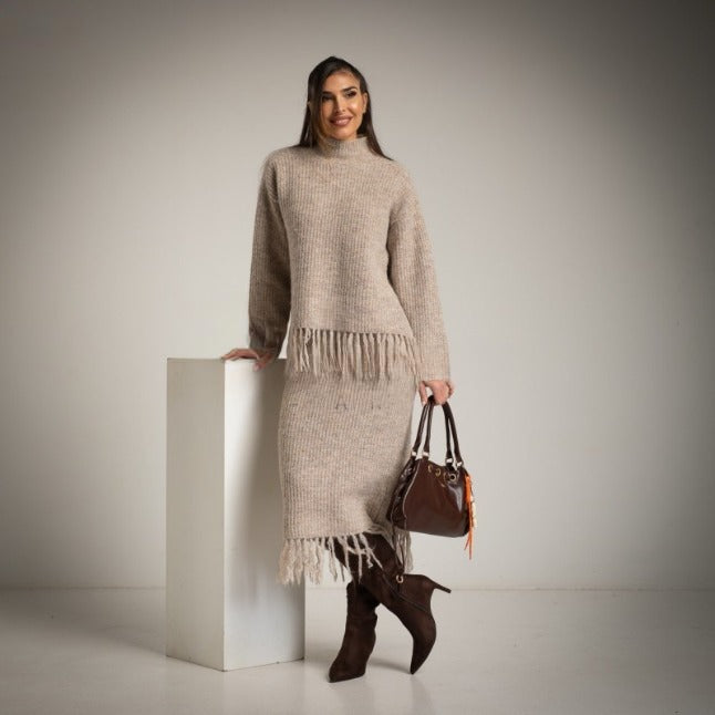 Conjunto de lana tricotado con flecos beige