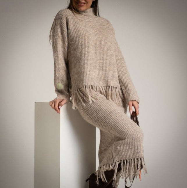 Conjunto de lana tricotado con flecos beige