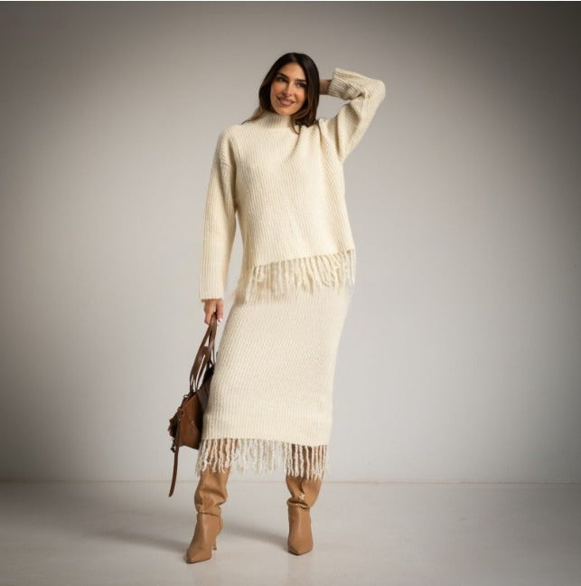 Conjunto de lana tricotado con flecos blanco