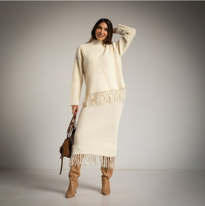 Conjunto de lana tricotado con flecos blanco