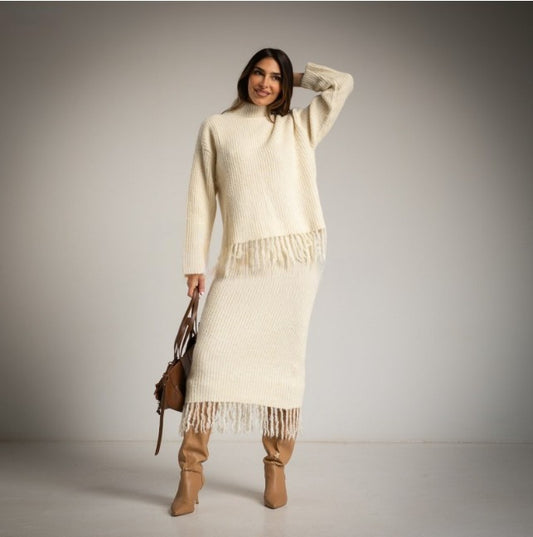 Conjunto de lana tricotado con flecos blanco