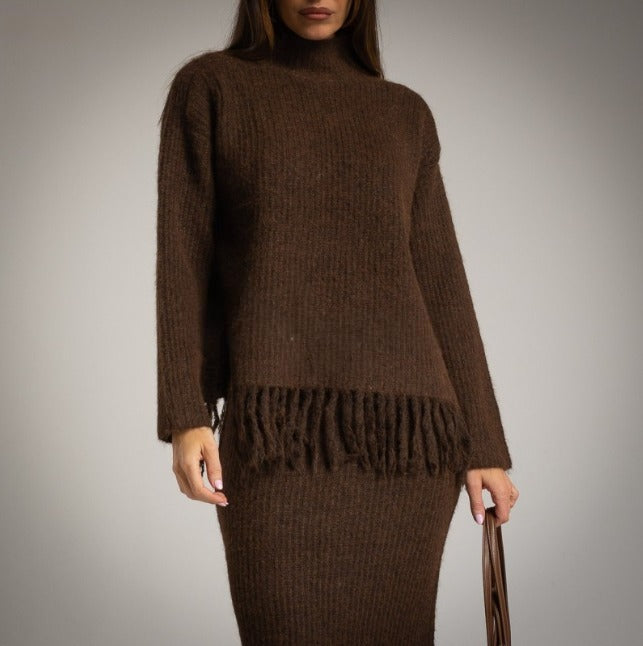 Conjunto de lana tricotado con flecos chocolate