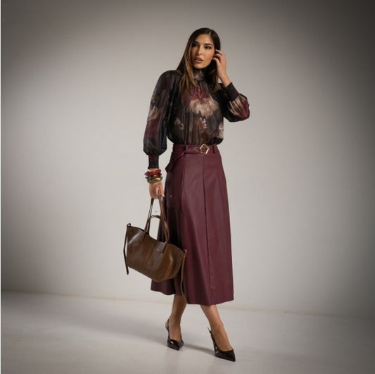 Falda Quillas Ecopiel Burgundy y blusa estampado flores