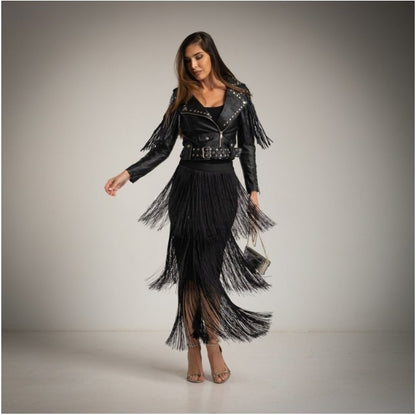 Falda de flecos negra y biker de cuero con flecos y tachuelas negra