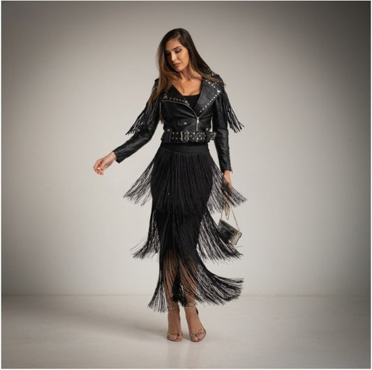 Falda de flecos negra y biker de cuero con flecos y tachuelas negra