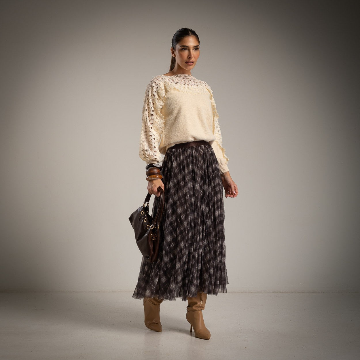 Falda de tul tartán marron con jersey blanco puntilla