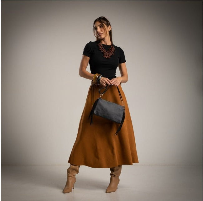 Falda evase de antelina color camel con cinturon animal print