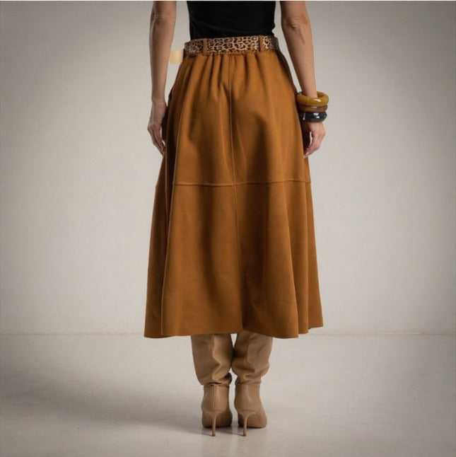 Falda evase de antelina color camel con cinturon animal print