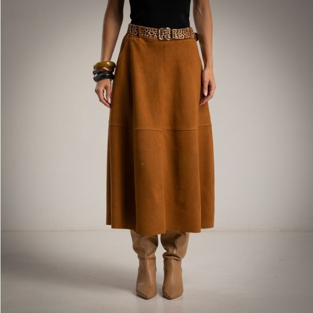 Falda evase de antelina color camel con cinturon animal print