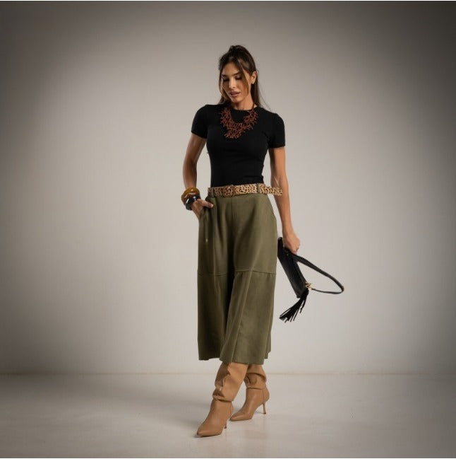 Falda evase de antelina color caqui con cinturon animal print