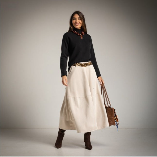 Falda evase de antelina color crudo con cinturon animal print