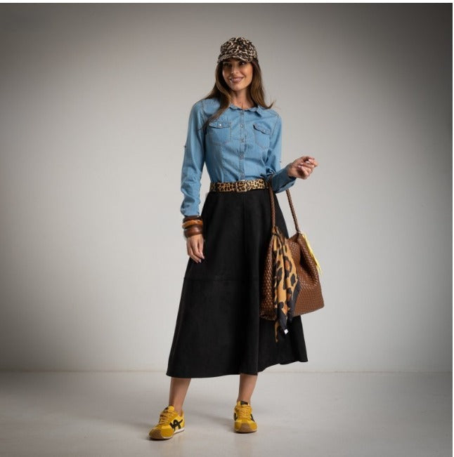 Falda evase de antelina color negro con cinturon animal print