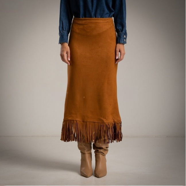 Falda larga de antelina color camel con flecos
