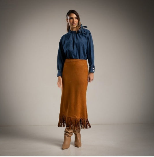 Falda larga de antelina color camel con flecos y camisa denim