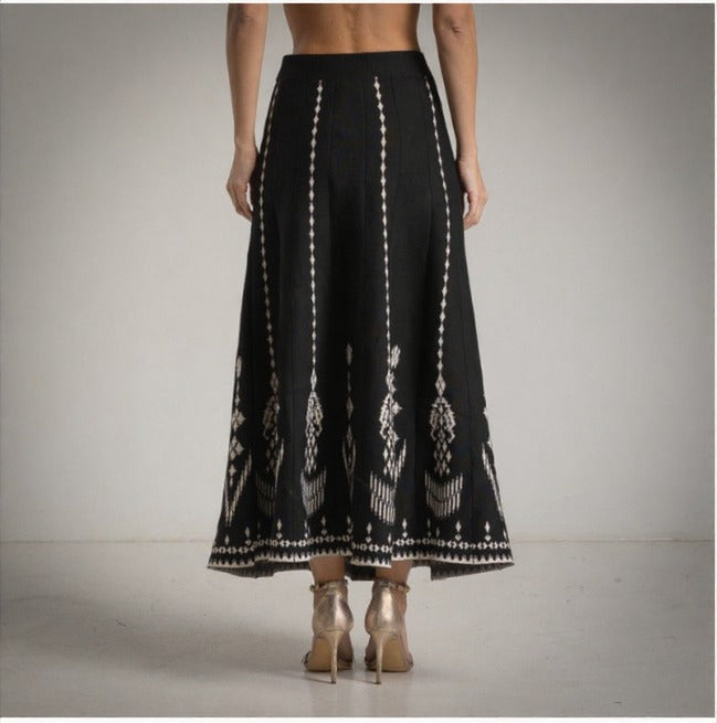 Falda larga negra con bordado etnico en blanco