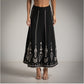 Falda larga negra con bordado etnico en blanco