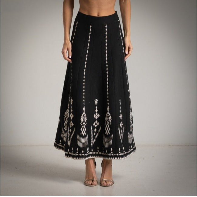 Falda larga negra con bordado etnico en blanco