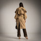 Gabardina beige con manga abullonada con volantes