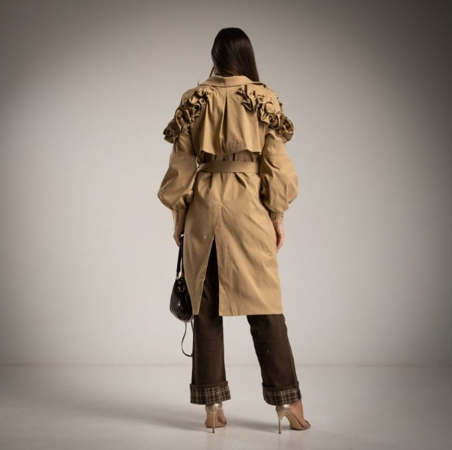 Gabardina beige con manga abullonada con volantes