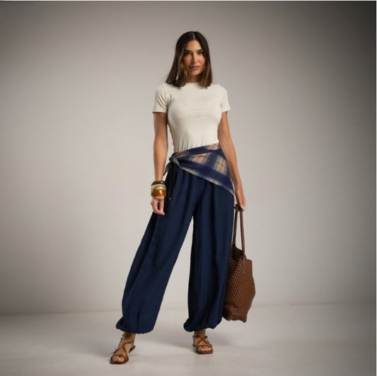 Pantalón aladin azul marino con pañoleta a cuadros a la cintura
