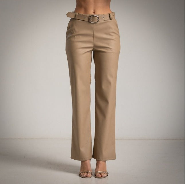 Pantalon ecopiel con cinturon beige