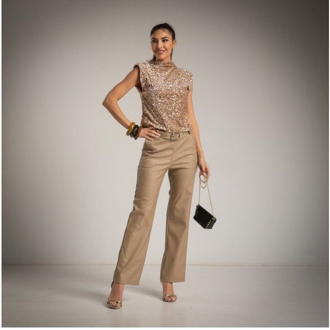 Pantalon ecopiel con cinturon beige corte recto Moda50