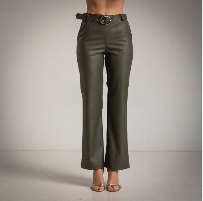 Pantalon ecopiel con cinturon caqui