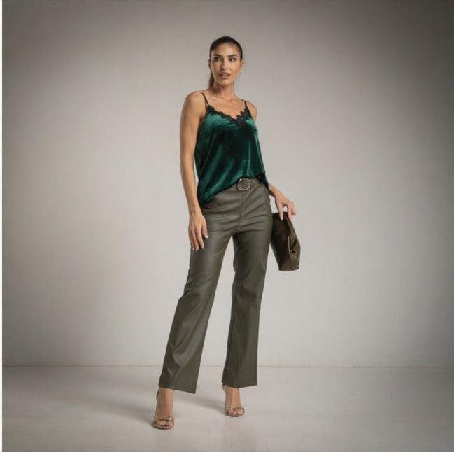 Pantalon ecopiel con cinturon corte recto caqui